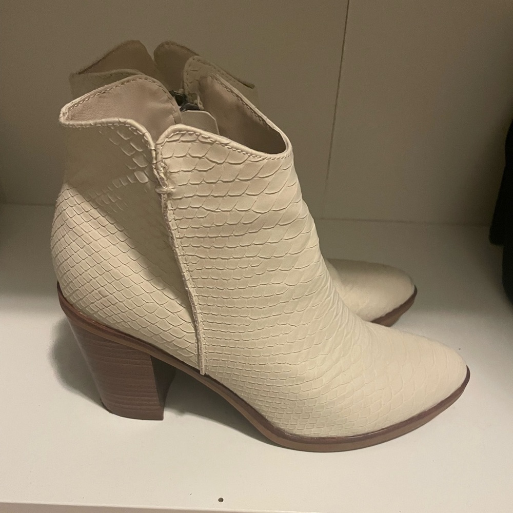 White snakeskin boots size 8